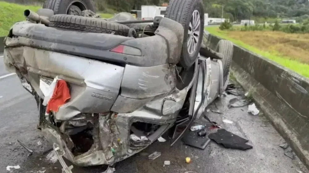 Dunga e esposa sofrem acidente na BR-116, ambos com ferimentos leves. Ex-jogador e técnico da Seleção Brasileira estão recebendo cuidados médicos.