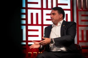  "Montanha Pariu um Rato": Flávio Bolsonaro Comenta Áudio de Reunião