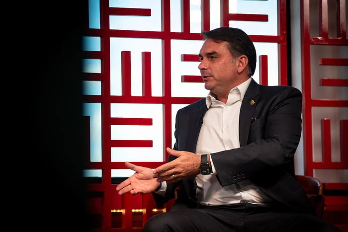 "Montanha Pariu um Rato": Flávio Bolsonaro Comenta Áudio de Reunião